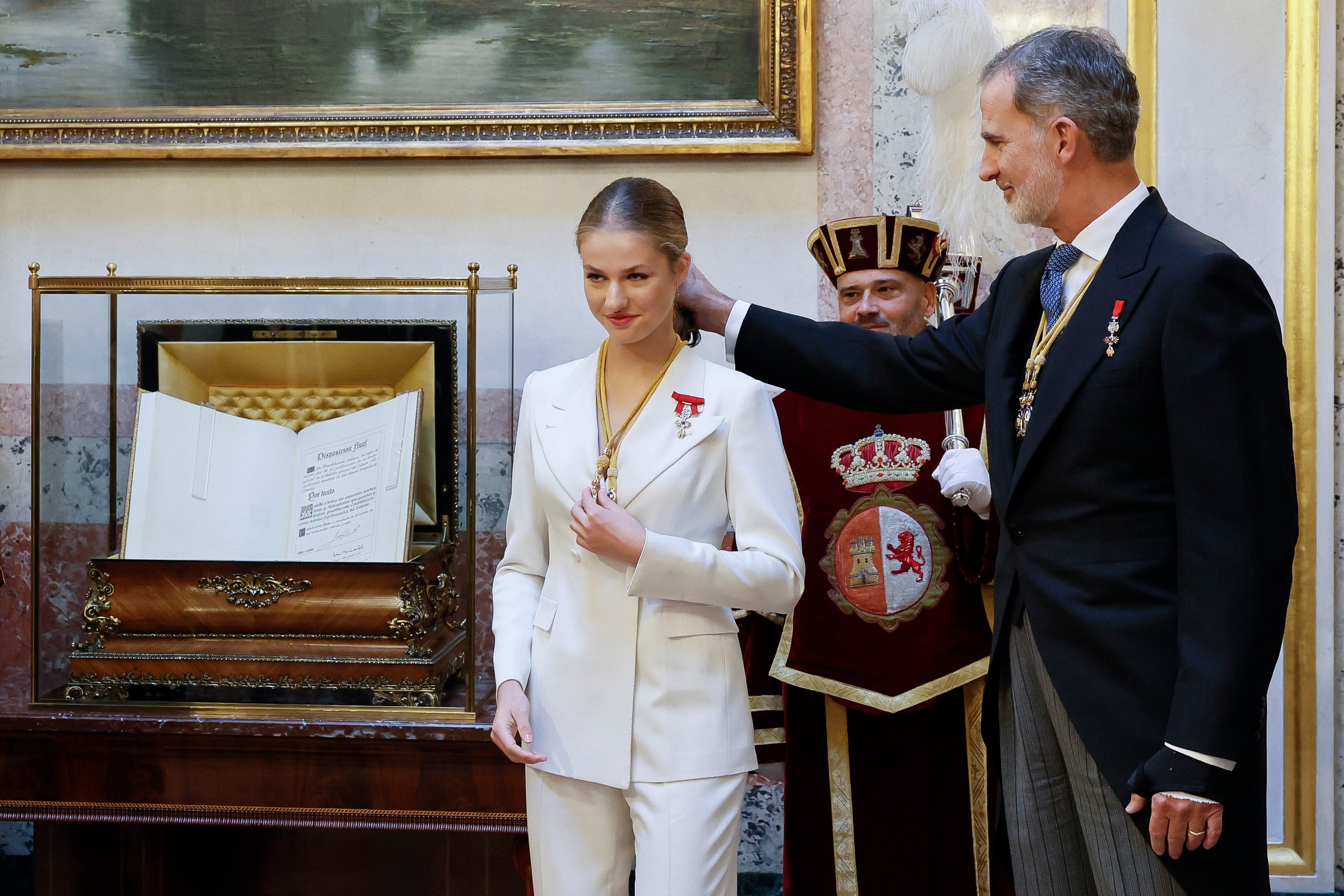 La princesa Leonor recibe la medalla del Congreso junto a su padre, el rey Felipe, tras el acto de la jura de la Constitución.