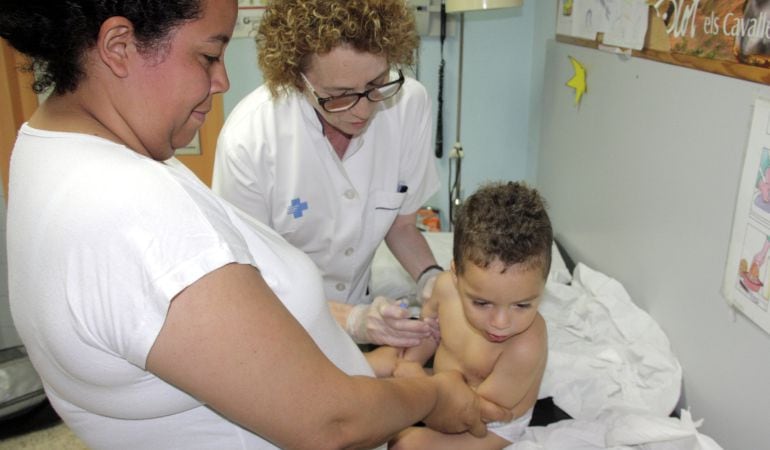 8 nens vacunats que van tenir contacte amb el malalt de diftèria són portadors del bacteri i se&#039;ls tractarà amb antibiòtic per evitar contagis