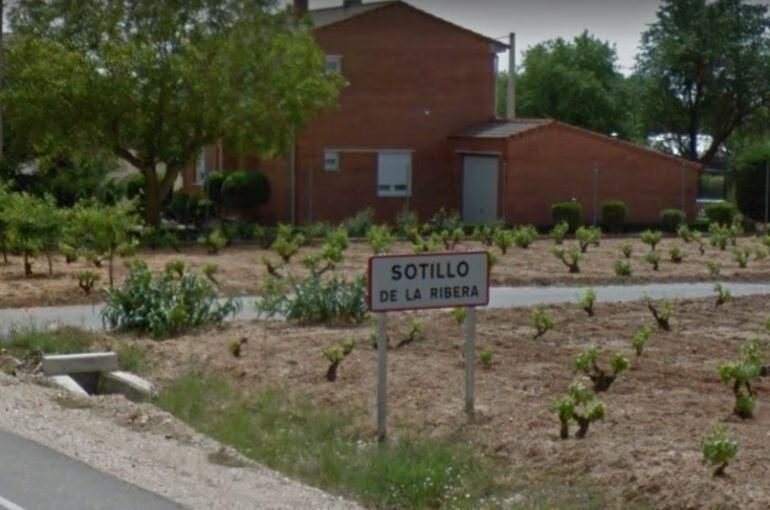 Los voluntarios del parque de bomberos de Roa acudieron a Sotillo para sofocar el incendio