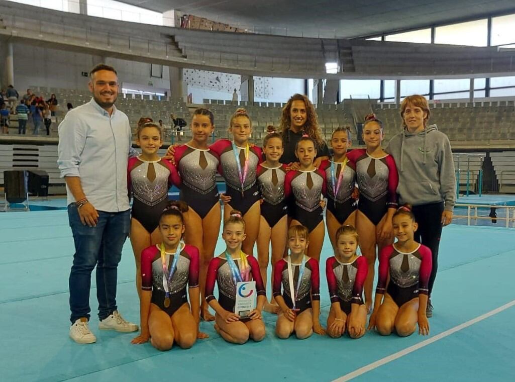 Jesús Alba junto a las gimnastas jerezanas