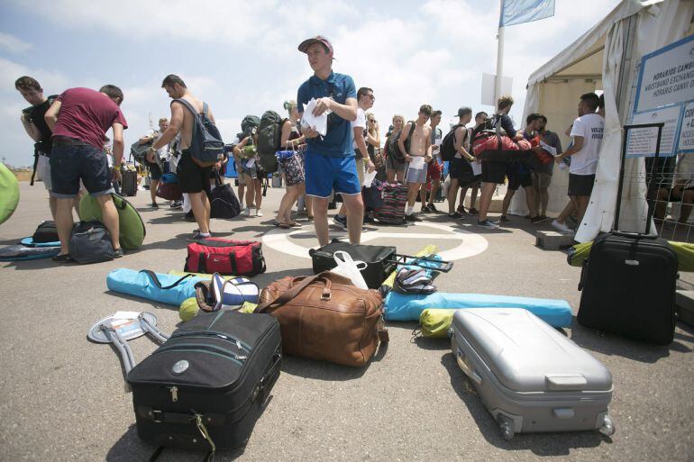 Jóvenes participantes en un encuentro lúdico y cultural.