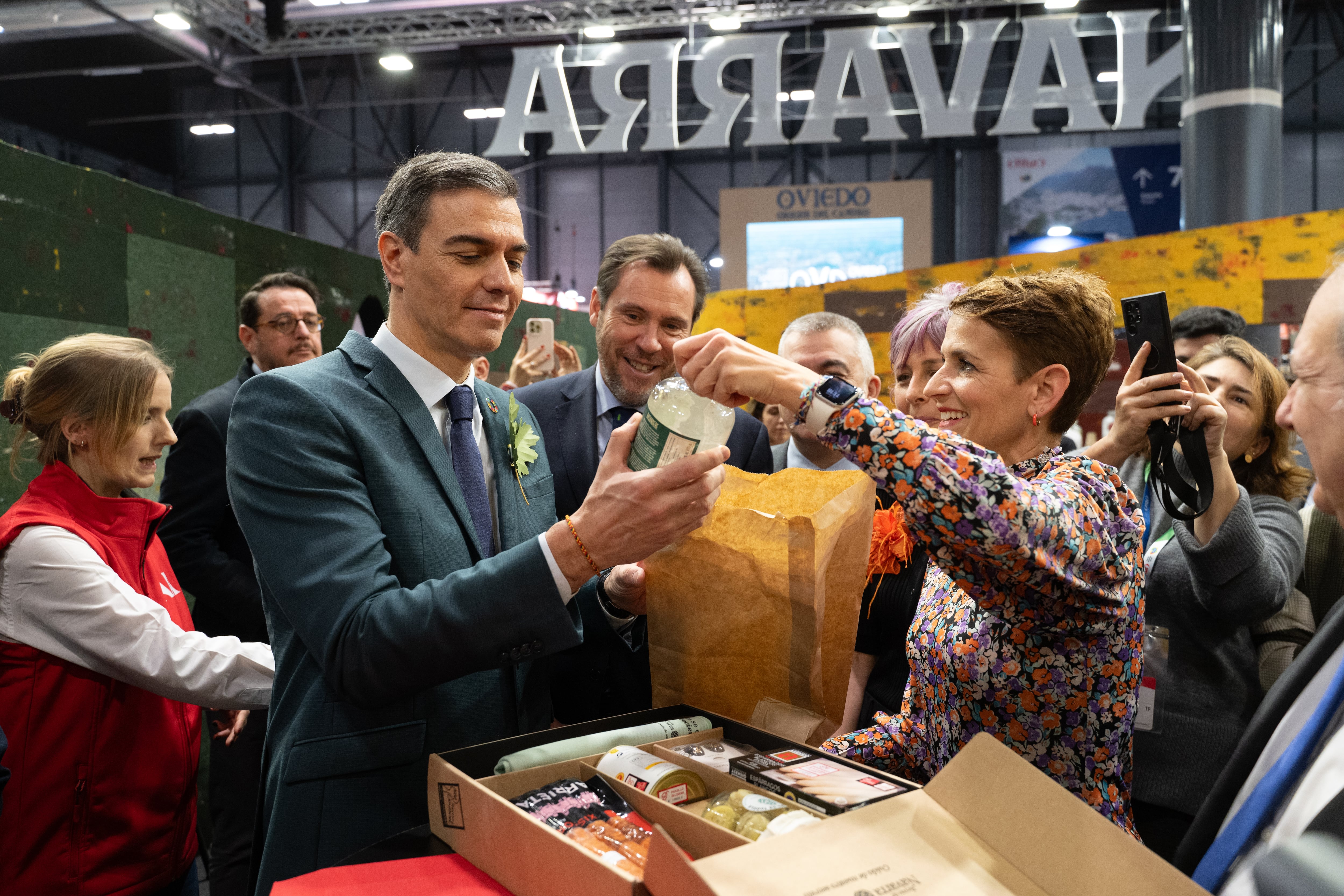  El presidente del Gobierno, Pedro Sánchez, el ministro de Industria y Turismo, Jordi Hereu (d) y la presideta de Navarra, María Chivite, entre otros, en el pabellón de Navarra de la Feria Internacional de Turismo, Fitur, este viernes. EFE/Fernando Villar