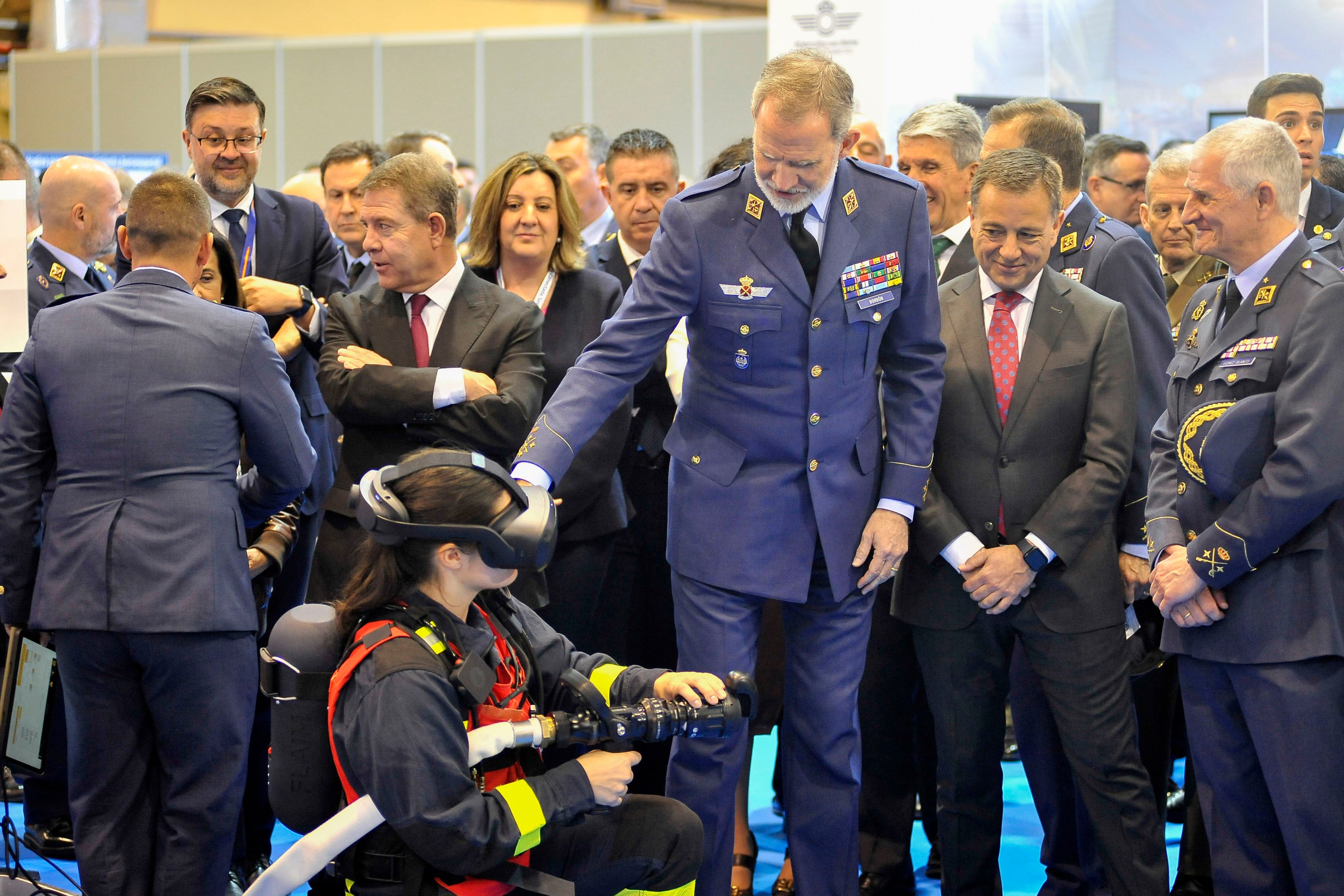 ALBACETE (CASTILLA-LA MANCHA), 18/03/2026.- El rey Felipe VI (c) inaugura las Jornadas de Demostración Tecnológica Bacsi 2026 este miércoles, en la base aérea de Los Llanos en Albacete (Castilla-La Mancha). El rey Felipe VI ha inaugurado este miércoles en Albacete la primera jornada de demostración tecnológica BACSI, la iniciativa estratégica más ambiciosa del Ejército del Aire y del Espacio (EA) para impulsar su transformación digital y sostenible con un objetivo claro: hacer las bases aéreas más operativas, más seguras y más eficientes.EFE/ Manu