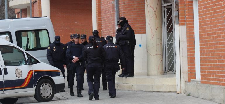 La policía registra varias viviendas en la calle Alfredo Abella