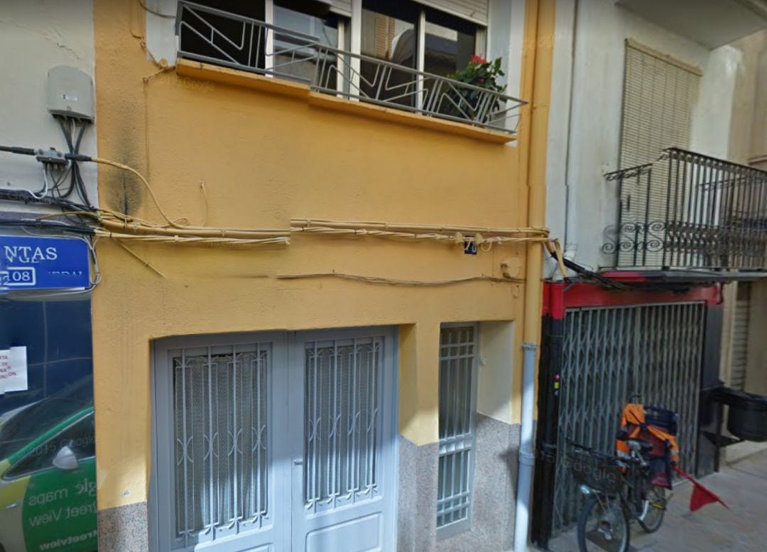 Domicilio okupado del número 18 de la calle San Isidro, en la localidad de Benicarló, donde tres adolescentes han secuestrado y torturado a un hombre.