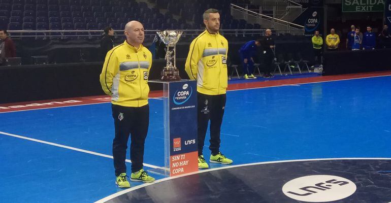 El entrenador de Jaén FS, Daniel Rodríguez, y el jugador Mauricio, posan al lado del trofeo de la Copa de España.