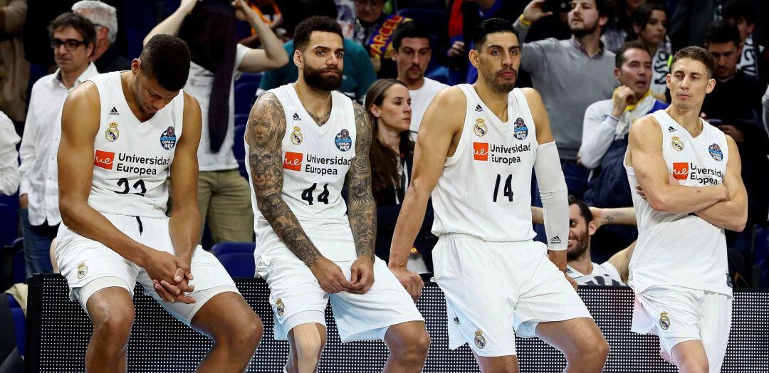 Los jugadores del Real Madrid, abatidos tras el final del partido