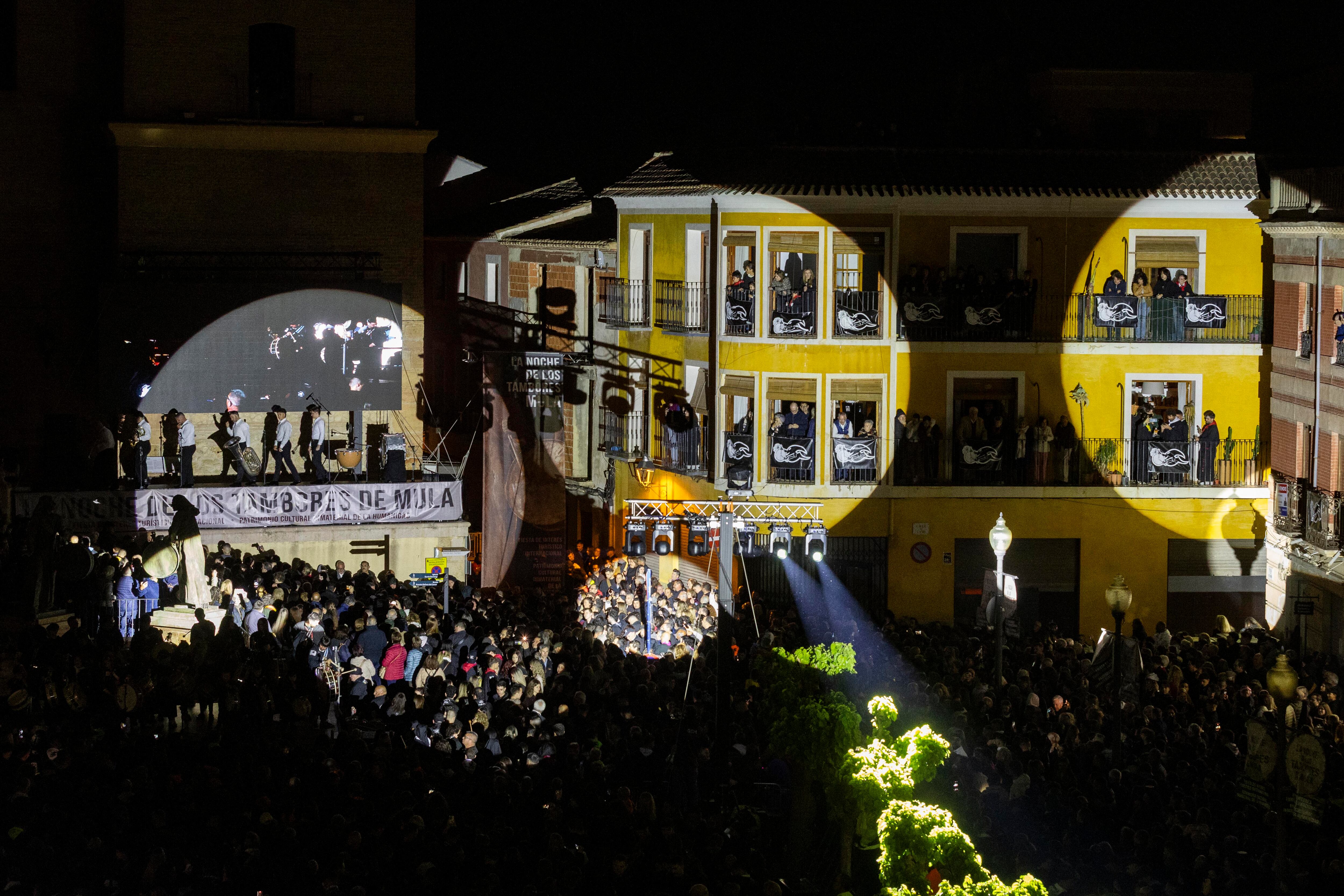 MULA (MURCIA), 01/04/2026.- Miles de personas tocan el tambor en la plaza del Ayuntamiento de Mula, (Murcia), en la madrugada de este Miércoles Santo, en un estruendo que hace vibrar la ciudad hasta la tarde siguiente. La Noche de los Tambores de Mula está declarada patrimonio cultural inmaterial de la humanidad de la Unesco y de interés turístico internacional. EFE/Marcial Guillén