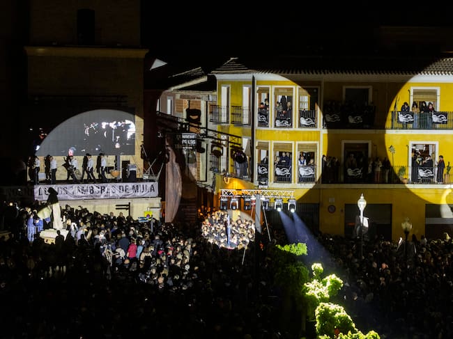 MULA (MURCIA), 01/04/2026.- Miles de personas tocan el tambor en la plaza del Ayuntamiento de Mula, (Murcia), en la madrugada de este Miércoles Santo, en un estruendo que hace vibrar la ciudad hasta la tarde siguiente. La Noche de los Tambores de Mula está declarada patrimonio cultural inmaterial de la humanidad de la Unesco y de interés turístico internacional. EFE/Marcial Guillén