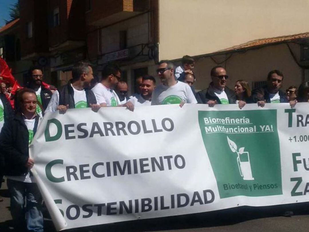 Pancarta en favor de la biorrefinería en la manifestación del 1º de Mayo de 2016