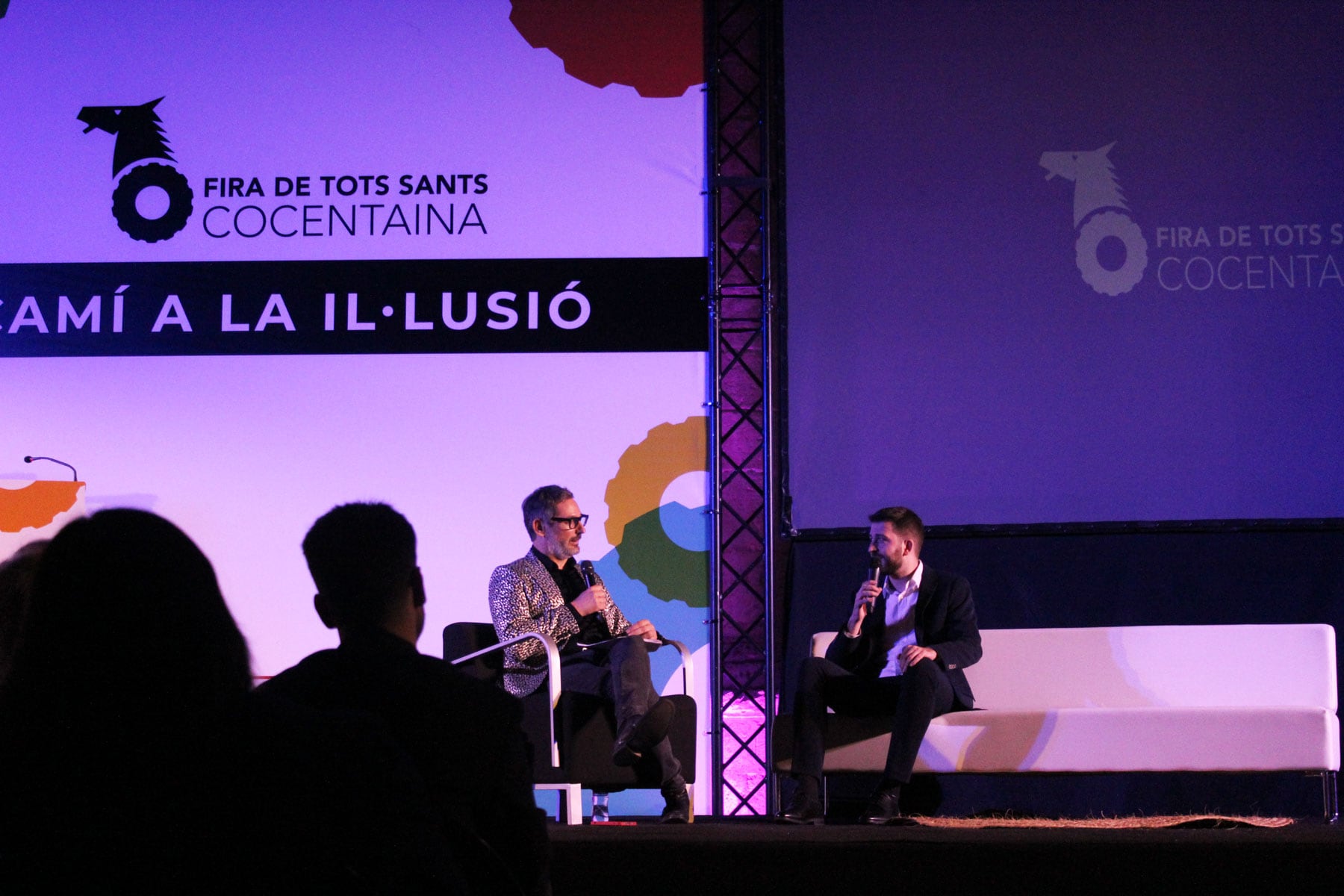 Jordi Pla, alcalde de Cocentaina, conversando con Eugeni Alemany en la presentación de la 677 Fira de Tots Sants de Cocentaina.