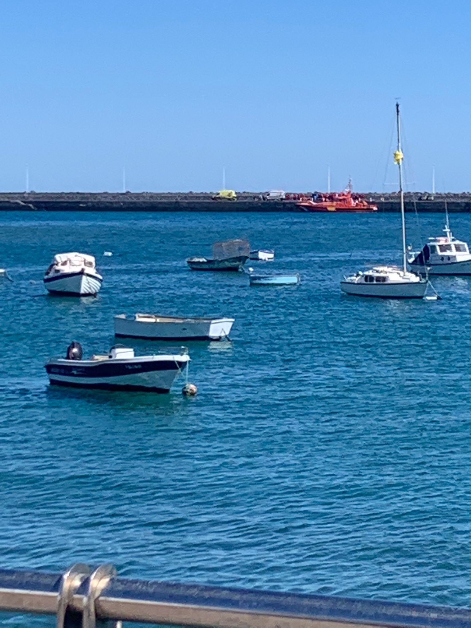 Imagen de archivo del desembarque de personas llegadas en patera en el antiguo muelle comercial de Arrecife.