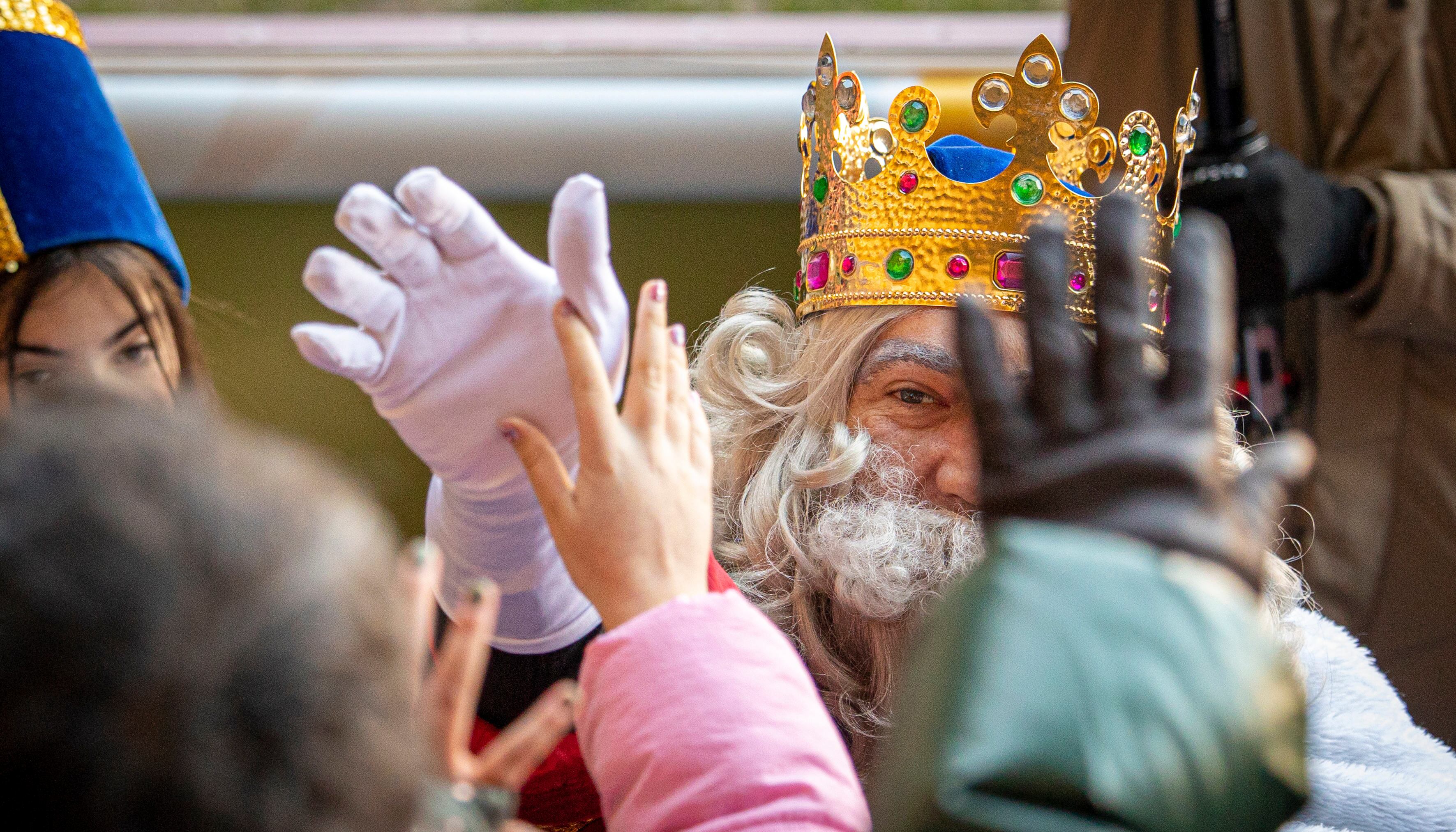 Os Reis Magos percorren a provincia de Ourense. EFE/ Raquel Manzanares.