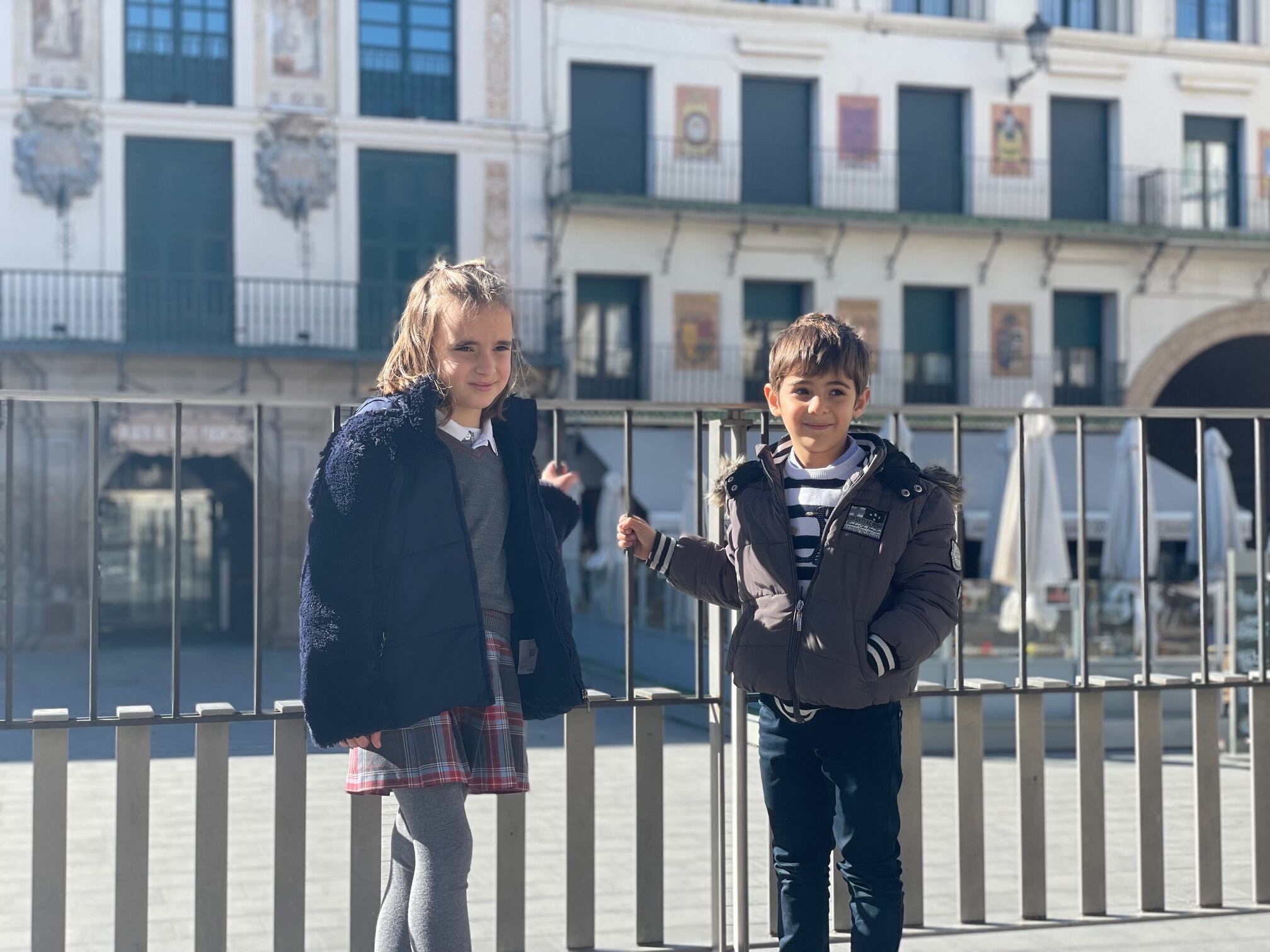 Verónica Serrano y Diego Martón en la Plaza de los Fueros de Tudela