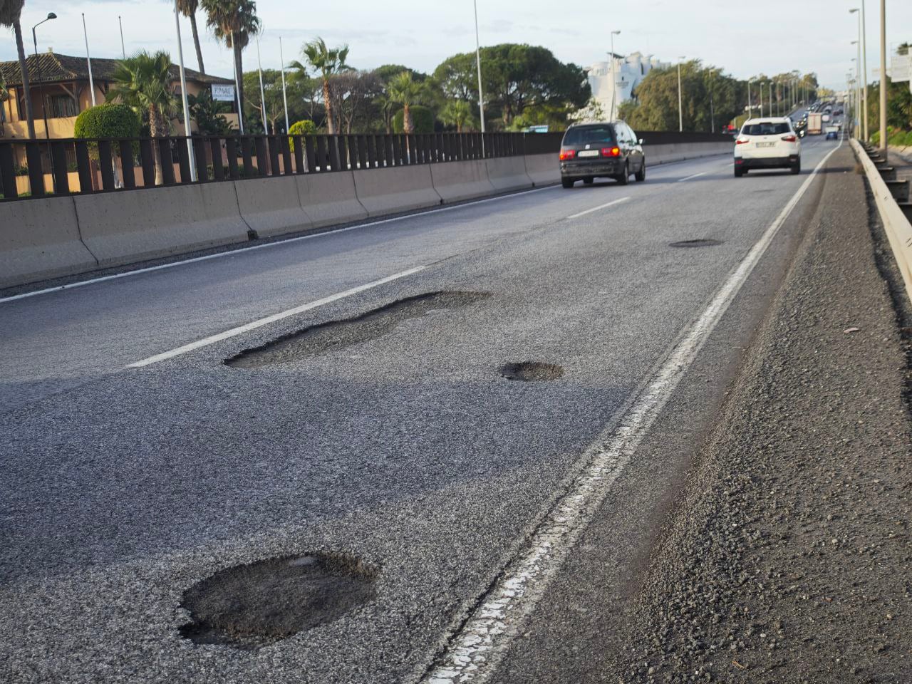 Socavones A7 entre Estepona y Marbella