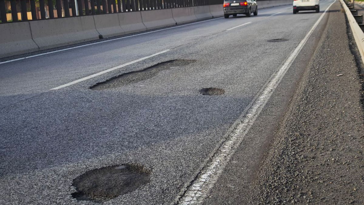 Reventones de ruedas disparan el trabajo de grúas y talleres tras las lluvias en Málaga