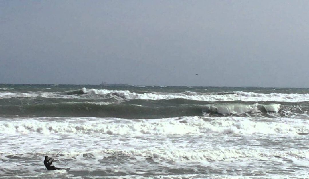 Playa de Getares con temporal de levante.