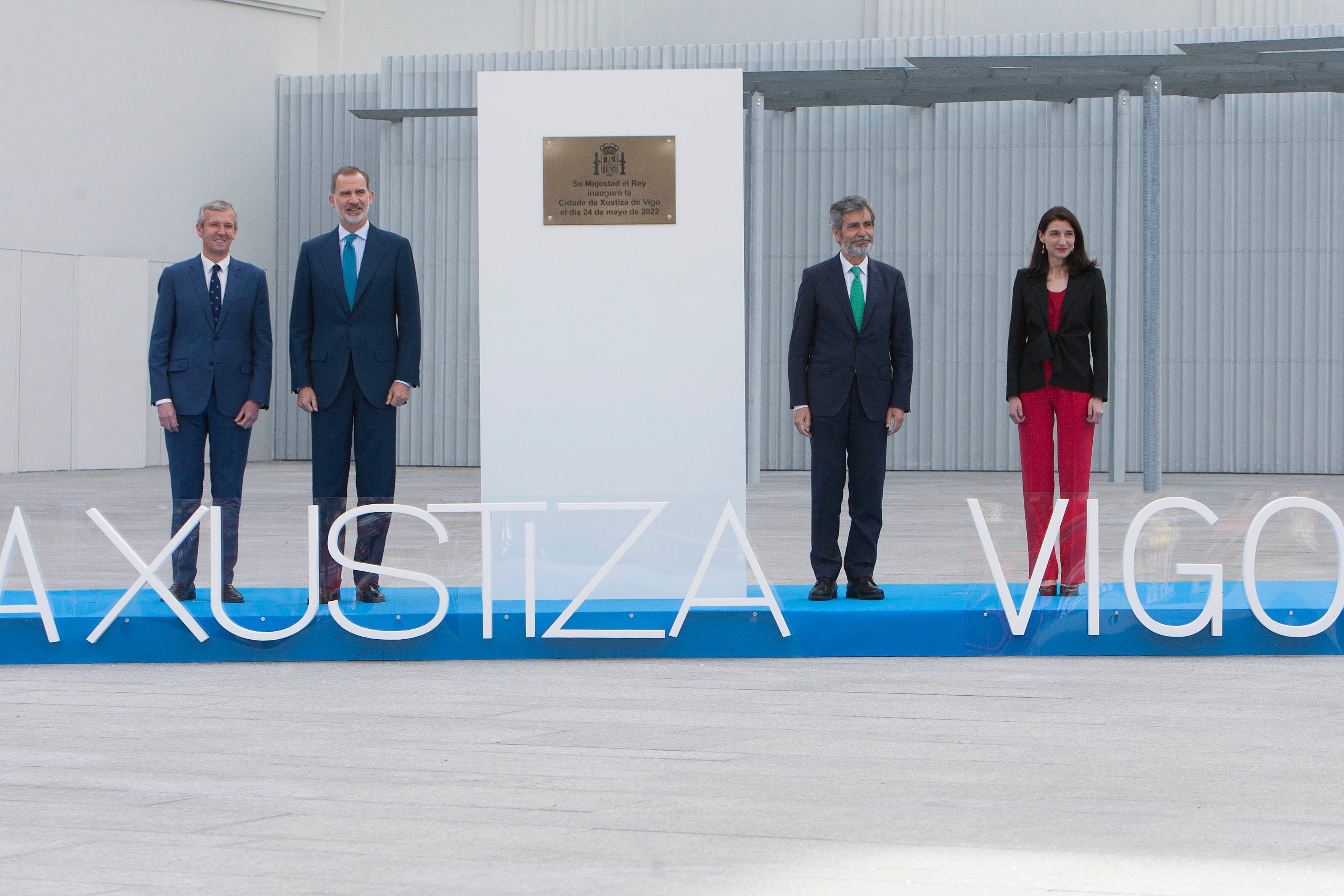 VIGO, 24/05/2022.- El rey Felipe VI inaugura este lunes la Ciudad de la Justicia de Vigo acompañado por el presidente del Tribunal Supremo y del Consejo General del Poder Judicial, Carlos Lesmes (2d), la ministra de Justicia, Pilar Llop (d), y el presidente de la Xunta, Alfonso Rueda (i). EFE/ Salvador Sas
