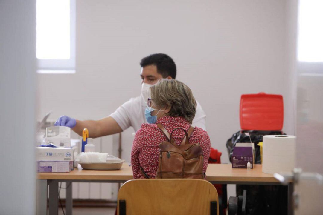 Una mujer se somete a un test PCR.