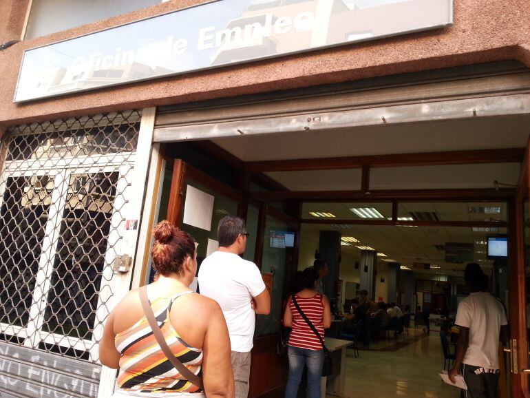 Varios demandantes de empleo en una oficina. 