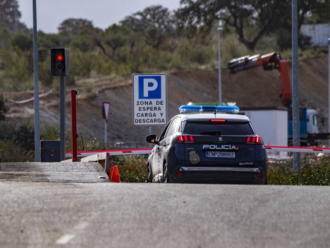 Vista de un vehículo policial en el vertedero de Toledo este miércoles. Ismael Herrero EFE