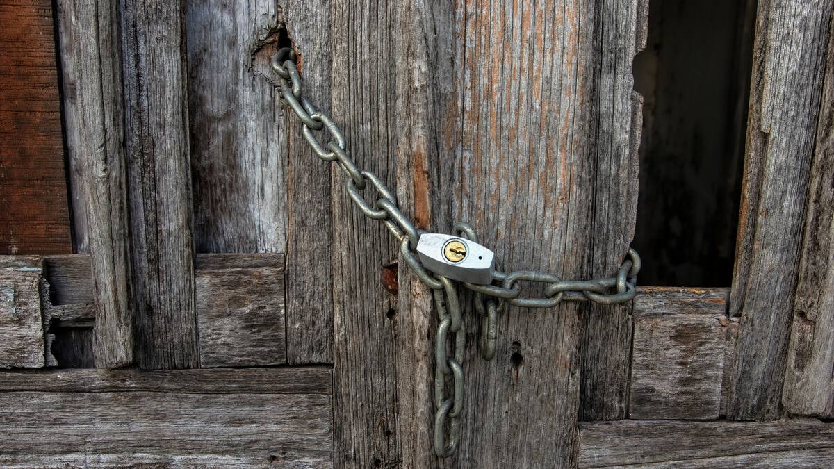 Policía Nacional y administradores de fincas abordan el problema de la ocupación ilegal de viviendas