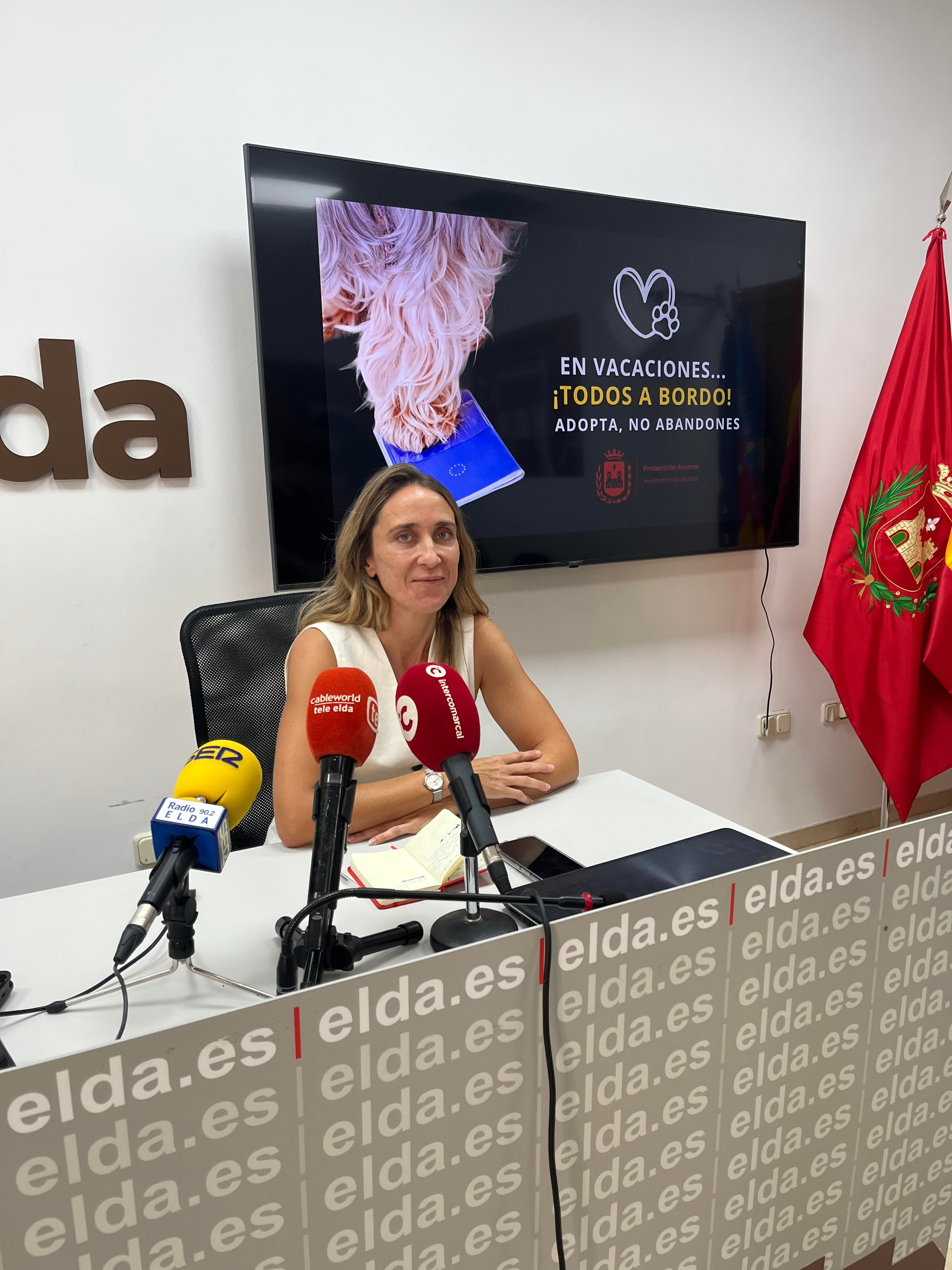 Cristina Rodríguez, concejala de Medio Ambiente Natural y Protección Animal en la presentación de la campaña &quot;En vacaciones... ¡Todos a bordo!&quot;.