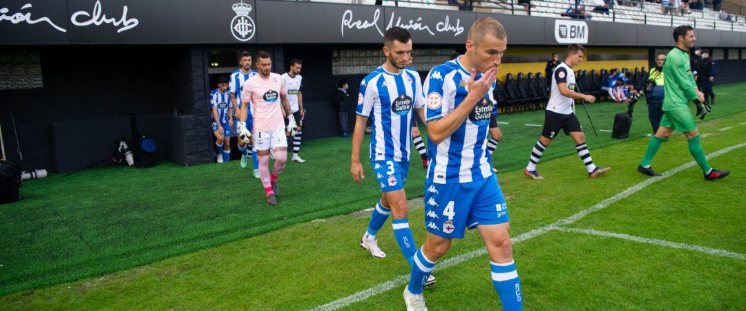 Álex Bergantiños saltando al campo frente al Real Unión