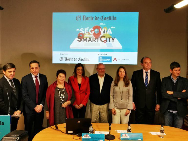 Foto de familia de varios de los ponentes del II Foro Smart City