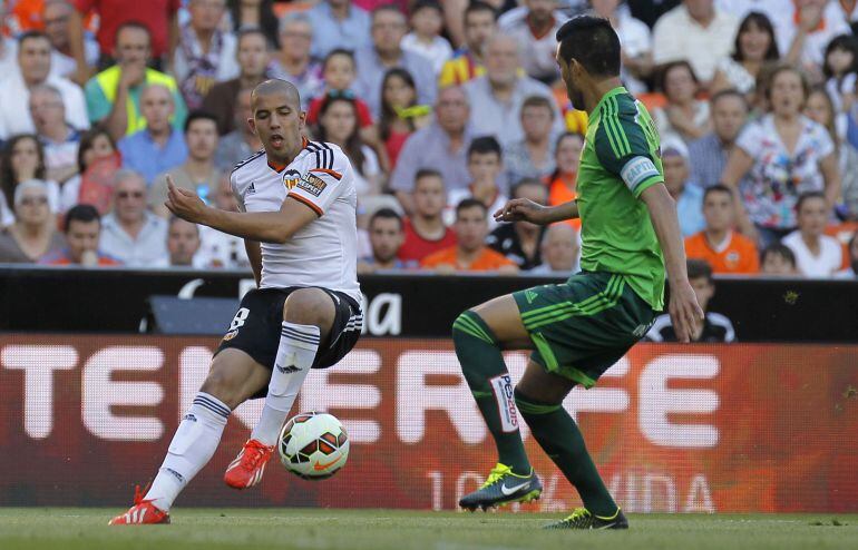 Valencia&#039;s French midfielder Sofiane Feghouli (L) vies with Celta Vigo&#039;s defender Jonny Castro  during the Spanish league football match Valencia CF vs RC Celta de Vigo at the Mestalla stadium in Valencia on May 17, 2015.   AFP PHOTO / JOSE JORDAN