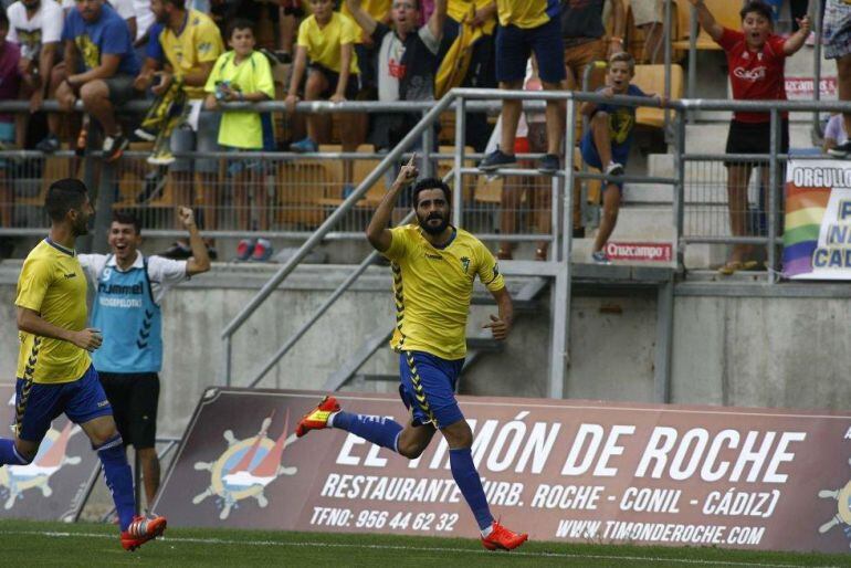 Güiza celebra uno de los goles marcados en Carranza