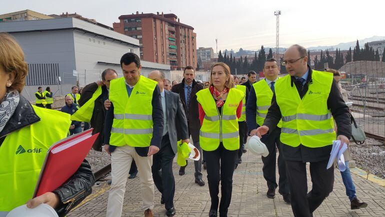 La Ministra Ana Pastor y el presinete del PP-A, Juanma Moreno, durante la visita a las obras del AVE.