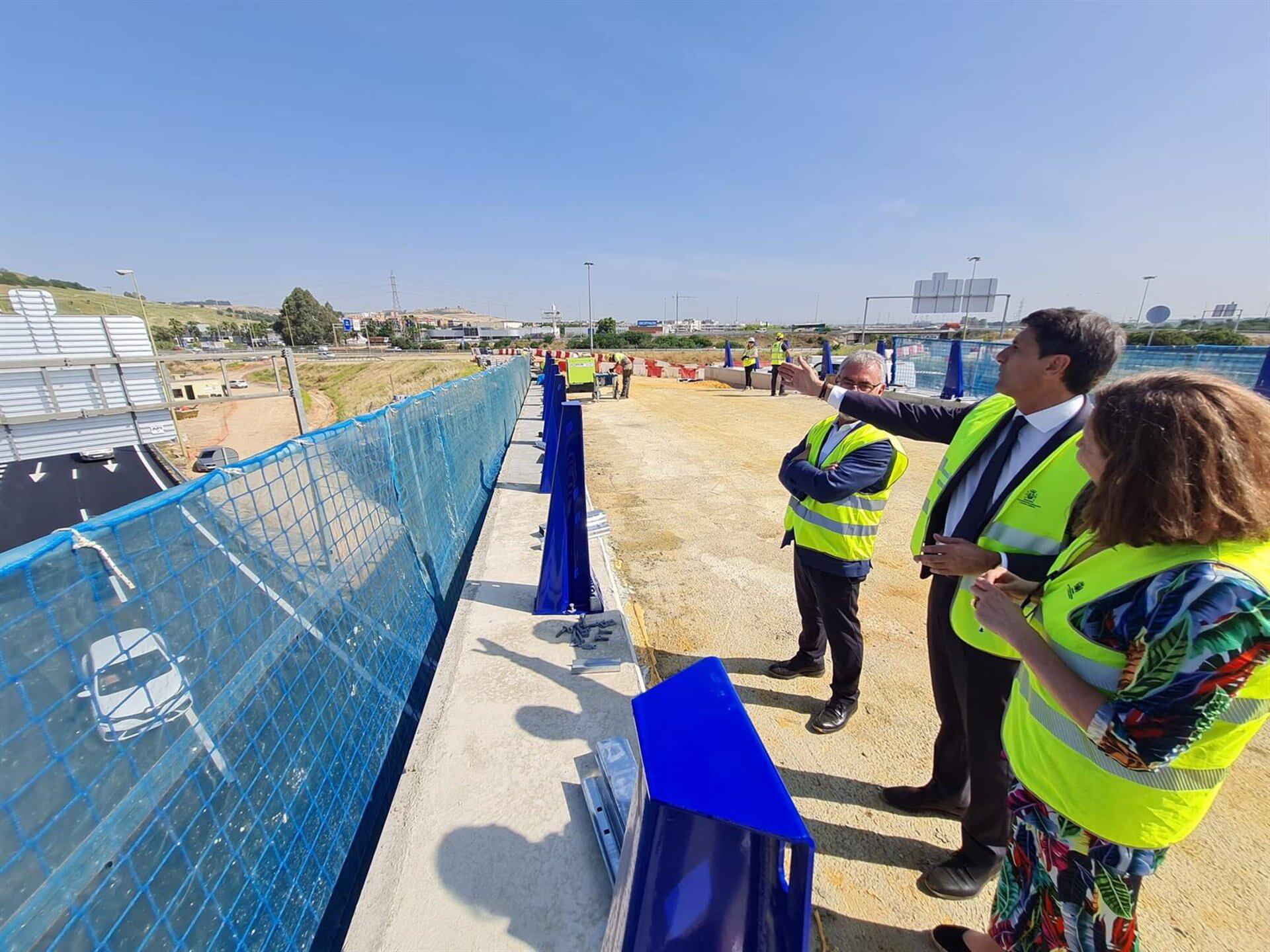 El delegado del Gobierno en Andalucía, Pedro Fernández, en su visita a las obras en el enlace de la Pañoleta, en Camas/ Delegación del Gobierno en Andalucía