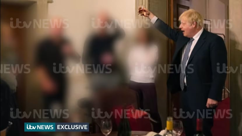 La imagen publicada por ITV News en la que se ve a Boris Johnson brindando en uno de los despachos de Downing Street el 13 de noviembre de 2020