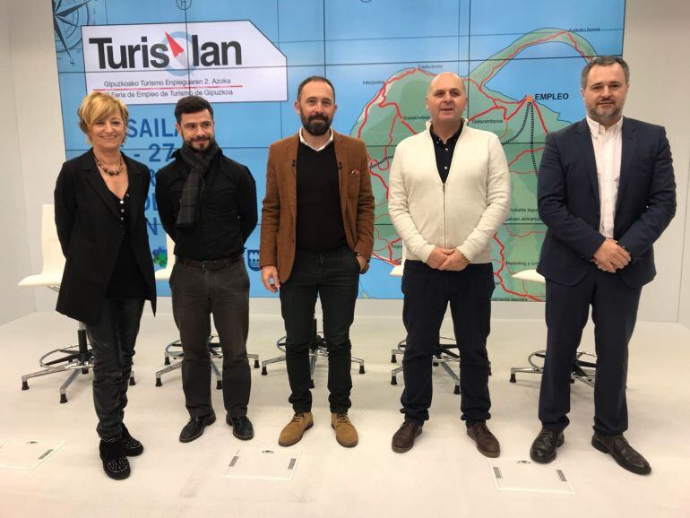 Denis Itxaso, Diputado de Cultura y Turismo, en el centro, en la presentación de Turislan, la Feria de Empleo del Turismo de Gipuzkoa.