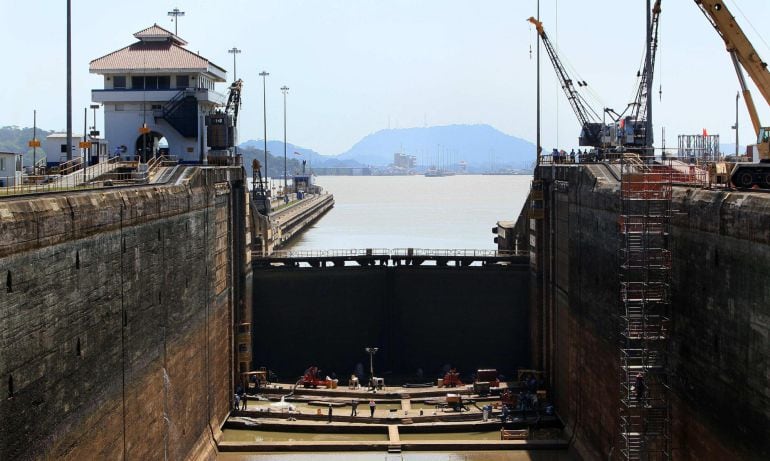 Fotografía general de las labores de mantenimiento en la cámara seca de la esclusa de Pedro Miguel del Canal de Panamá