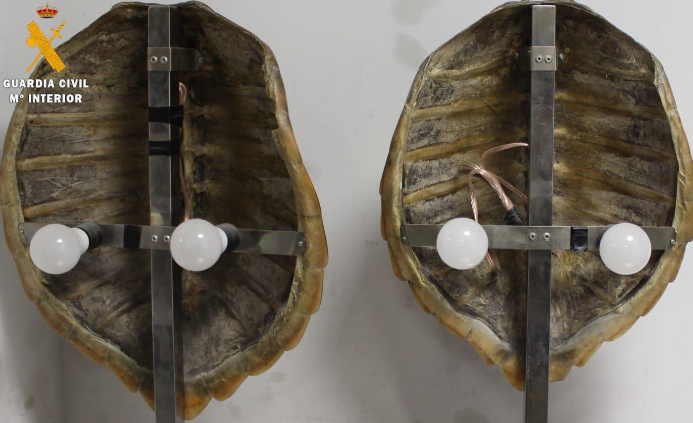 La Guardia Civil interviene dos caparazones de tortuga convertidos en lámparas en un establecimiento hostelero segoviano