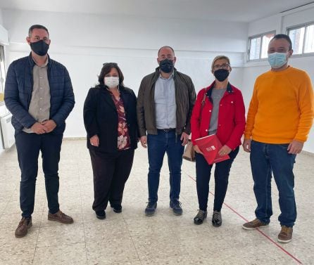 Representantes de ADIJ Jódar y del Ayuntamiento de Bedmar en el aula cedida para desarrollo de las actividades