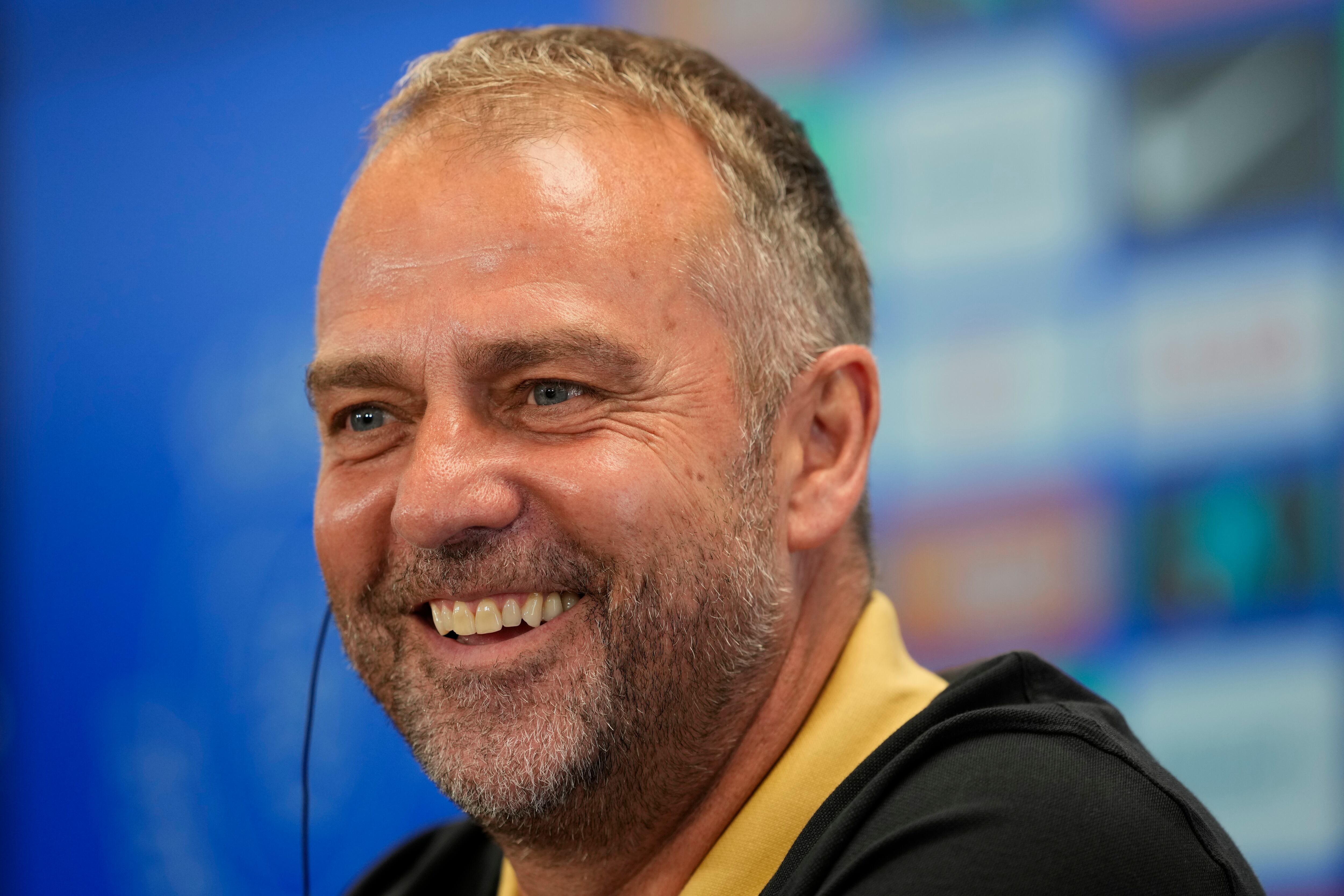 BARCELONA, 24/05/2025.- El entrenador del FC Barcelona, Hansi Flick, da una rueda de prensa tras dirigir un entrenamiento del equipo en la ciudad deportiva Joan Gamper este sábado en la víspera de su partido de LaLiga EA Sports contra el Athletic Club de Bilbao. EFE/Alejandro García