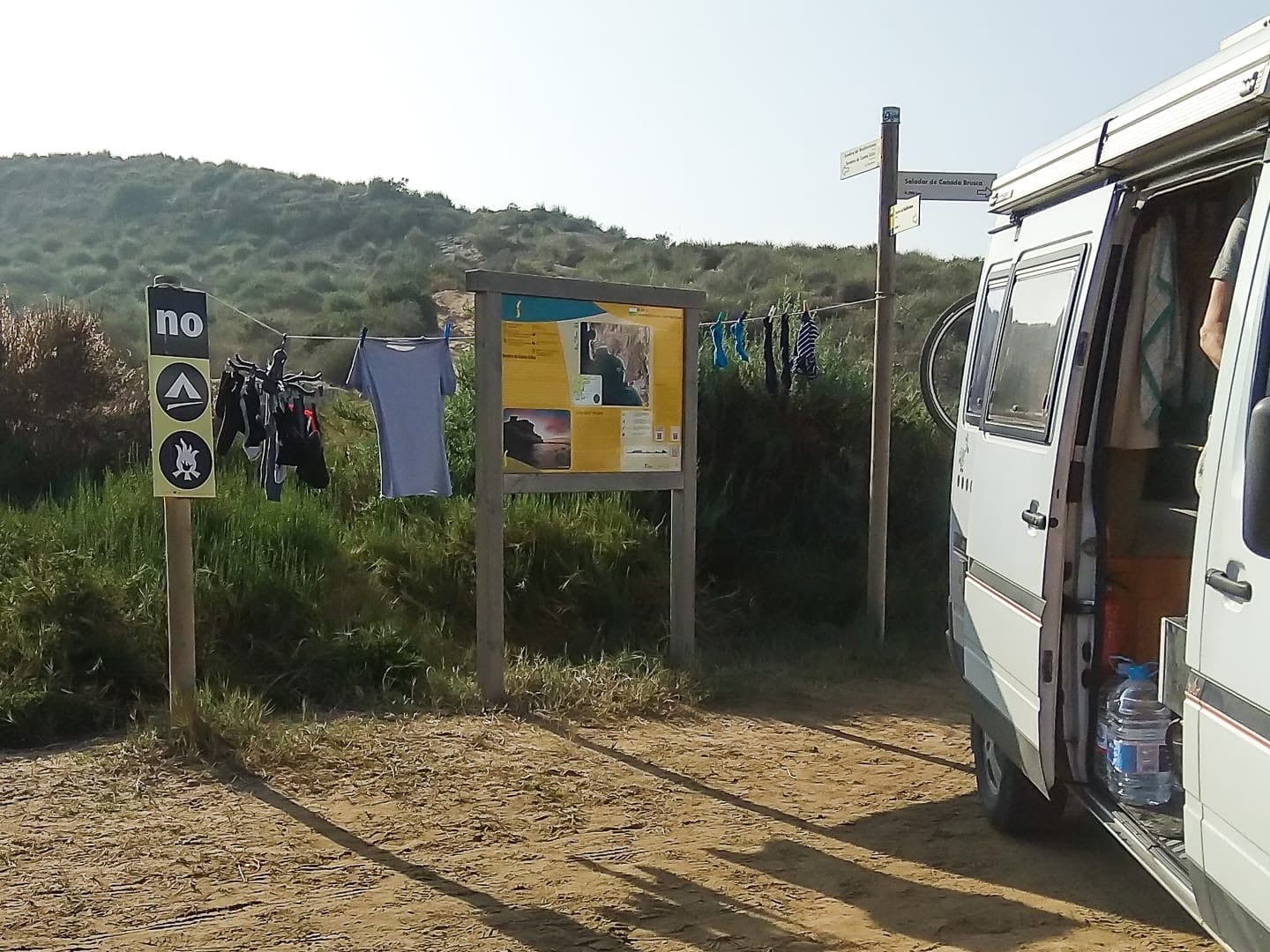 Ropa tendida en la señal de prohibido acampar