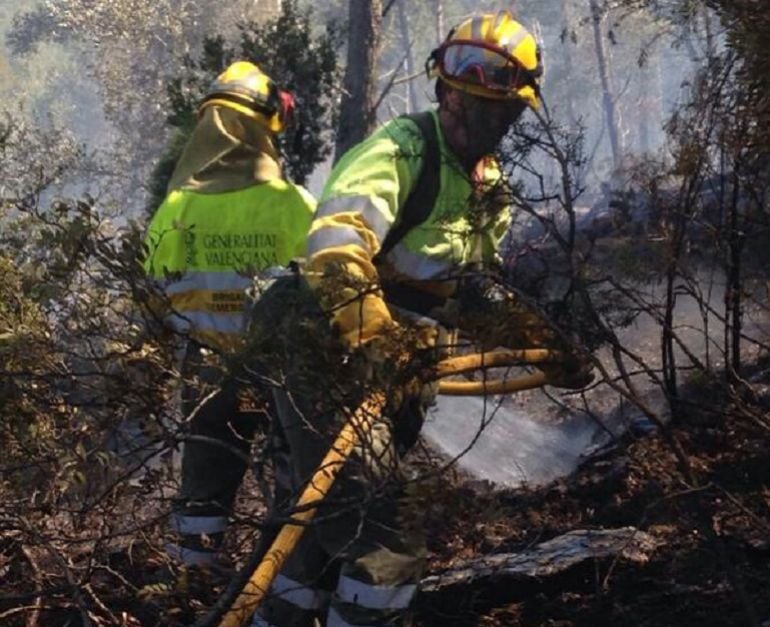 Trabajos de extinción del incendio forestal en Artana