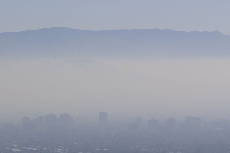 Vista de Santiago de Chile bajo una nube de contaminación debido a los altos índices de polución que afectan a la ciudad. 