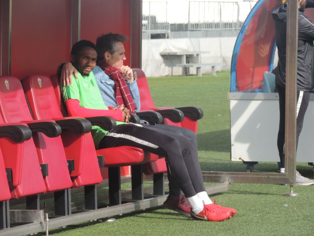 Corona con Owona, el único central con contrato. 