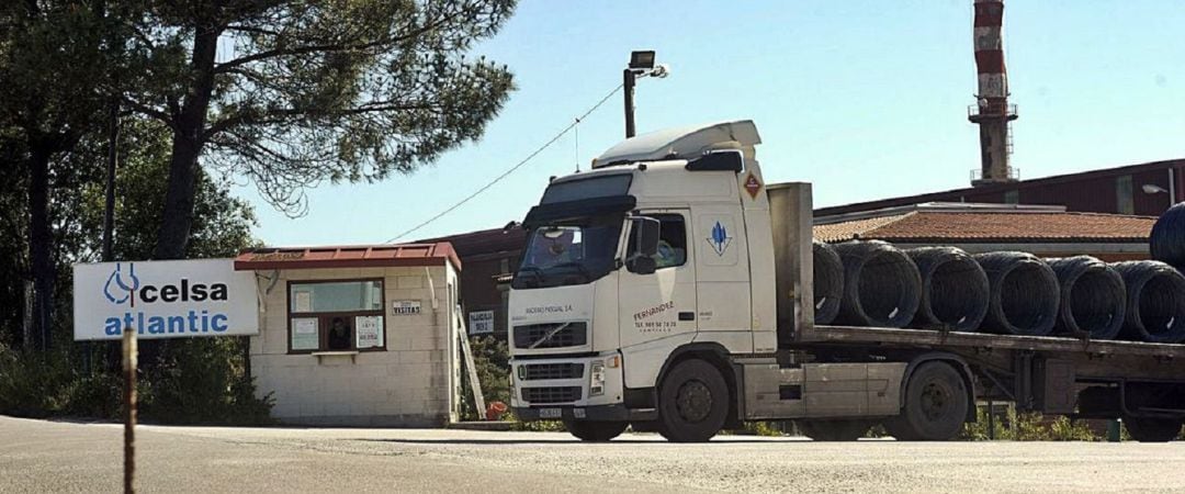 Un camión con alambrón sale de la fábrica de Celsa Atlantic, en A Laracha