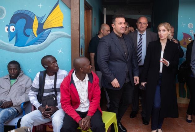 Hana Jalloul visitando en 2020 las instalaciones que la Misión Cristiana Moderna tiene en Risco Prieto en las que se alojan gran parte de los migrantes llegados en patera