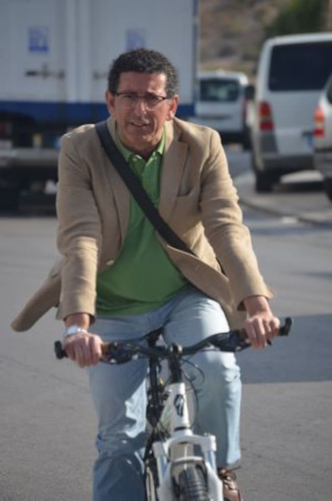 El alcalde de Petrer, Alfonso Lacas, en bicicleta