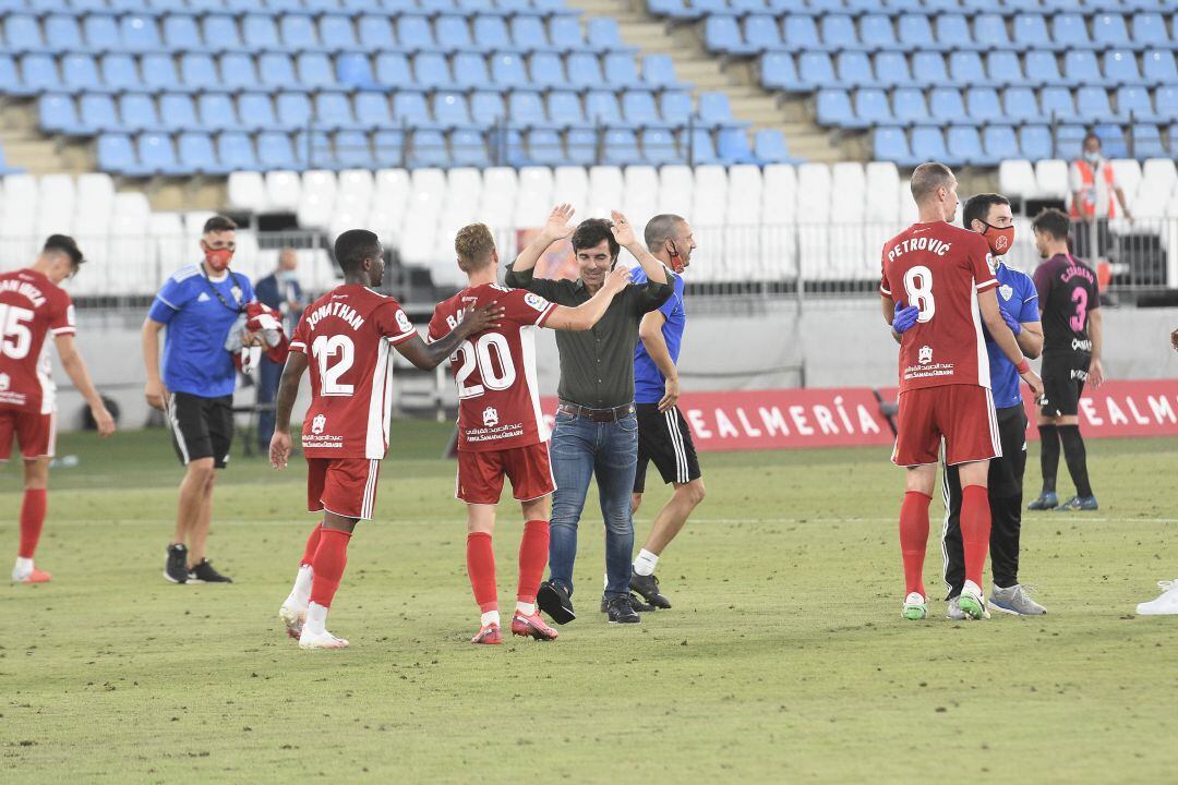 Mario Silva se abraza a los jugadores tras ganar al Sporting.