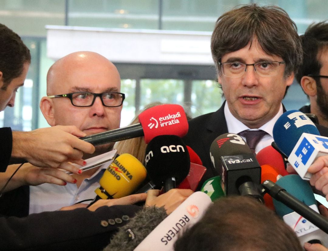 El abogado Gonzalo Boye (i), junto a su cliente Carles Puigdemont, el pasado 18 de octubre en Bruselas.