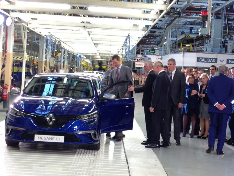 Su Majestad Felipe VI probando el nuevo Megane