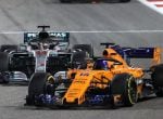 Fernando Alonso defiende su posición frente a Hamilton en las primeras vueltas de la carrera